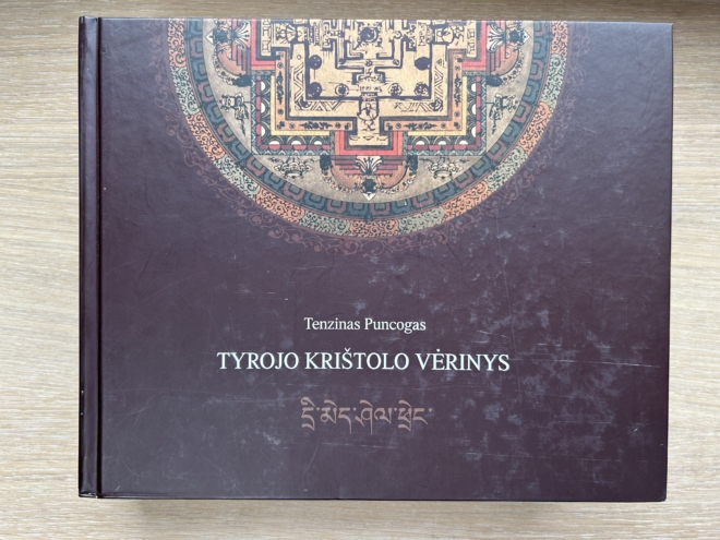 Tyrojo krištolo vėrinys (su broku)